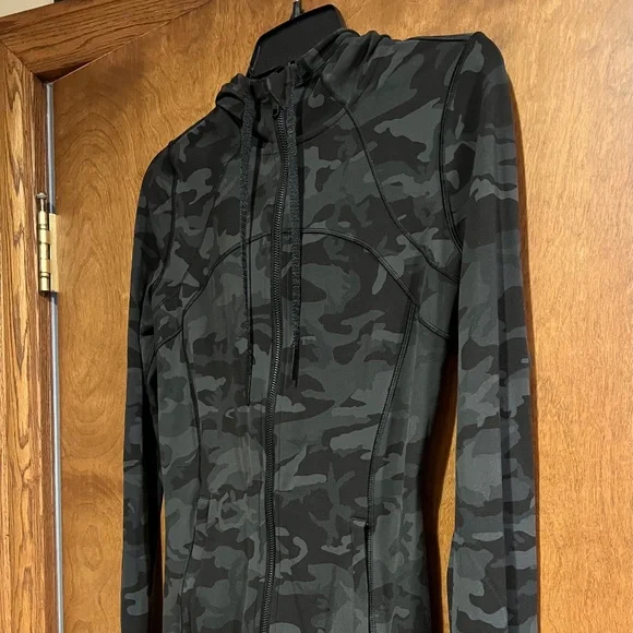 Lululemon camouflage hooded jacket - Picture 5 of 11